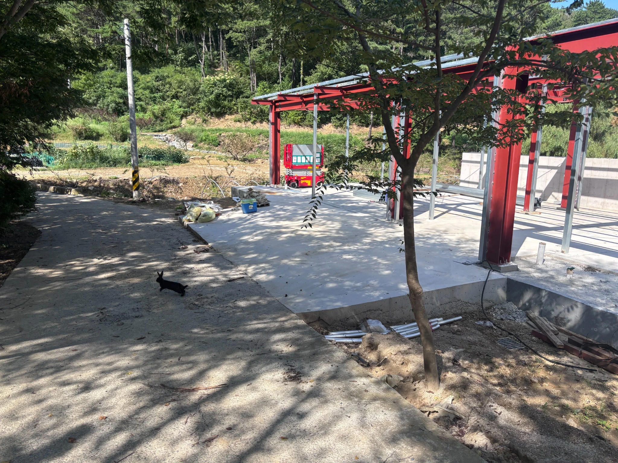 시공 기록 · 철골 설치와 외부 공간